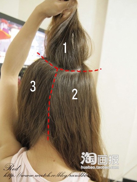 Chia tóc thành 3 phần, một phần trên đỉnh đầu, hai phần ở ở bên trái phải.