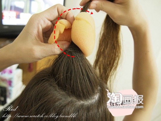 Tiếp tục làm tương tự như với phần tóc trên đỉnh đầu với sáu phần tóc vừa được chia bên dưới