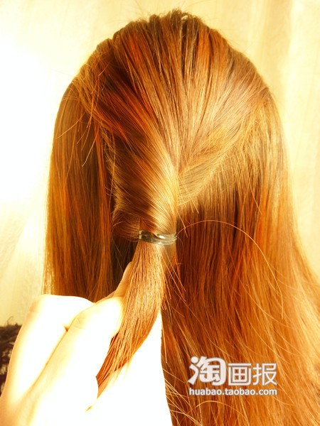 Kiểu 1: Đầu tiên buộc nửa tóc lại, chú ý không lấy tóc xuống sát mang tai, mà chỉ lấy phần tóc phía trên đỉnh đầu.