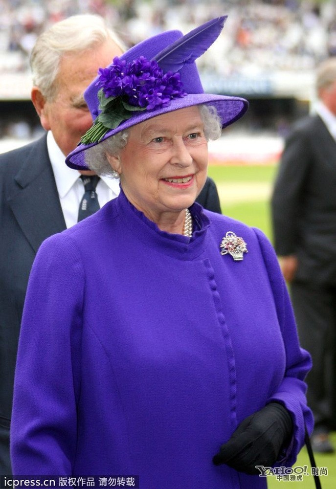 Dù năm nay đã 85 tuổi nhưng Nữ Hoàng Elizabeth vẫn luôn nổi bật với phong cách thời trang hiện đại, kết hợp hài hòa giữa trang phục và trang sức.