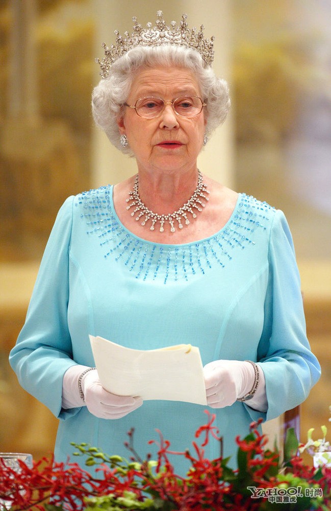 Mỗi một trang phục tuy thiết kế đơn giản và không quá phô trương bởi những kiểu cách hay phụ kiện nhưng luôn toát lên được phong cách quý tộc Hoàng gia Anh của Nữ Hoàng.