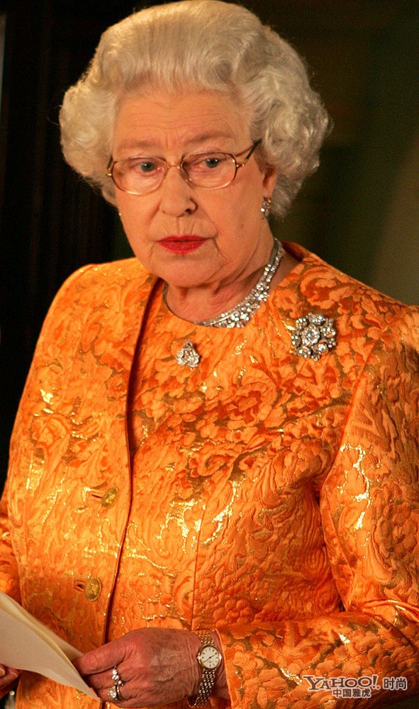 Với sự tinh tế trong gout thẩm mỹ nên dù đã bước qua tuổi 80 nhưng vẫn giúp Nữ Hoàng trông rất hoạt bát và trẻ hơn so với tuổi.