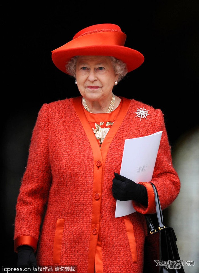 Phát ngôn viên của cung điện Buckingham cho biết “Nữ Hoàng rất chú trọng việc phối hợp giữa quần áo và trang sức, đem thời trang và thực tế kết hợp một cách hoàn mỹ nhất.”