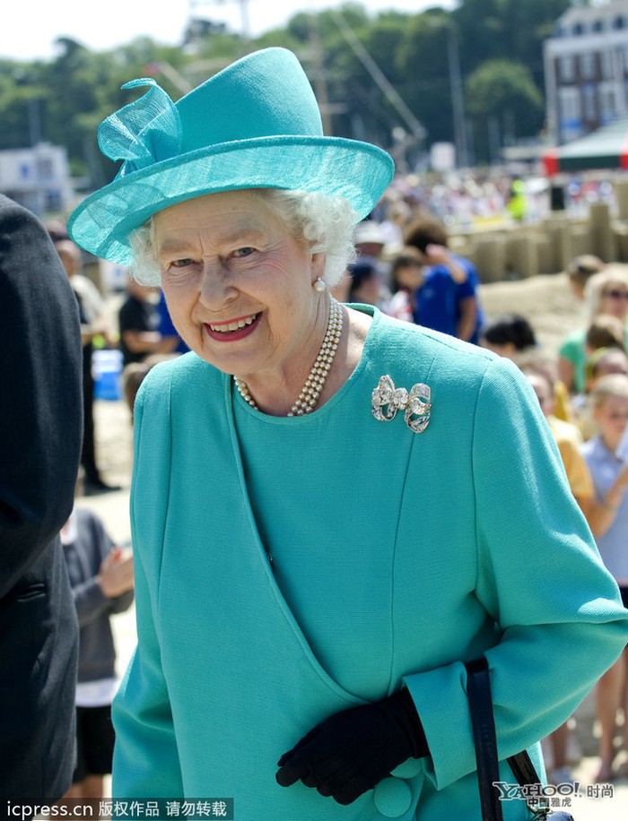 Phong cách thời trang của Nữ Hoàng Elizabeth rất đơn giản nhưng quý phái, lấy sự kết hợp hài hòa giữa màu sắc của quần áo và phụ kiện như mũ, trang sức và túi xách.