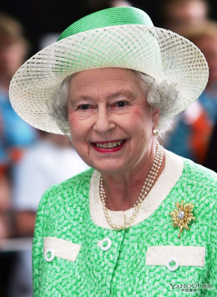 Có thể thấy ngọc trai là trang sức được Nữ Hoàng rất yêu thích, kết hợp với trang phục cao sang hỗ trợ nhau càng tăng thêm vẻ cao quý cho Nữ Hoàng Elizabeth.