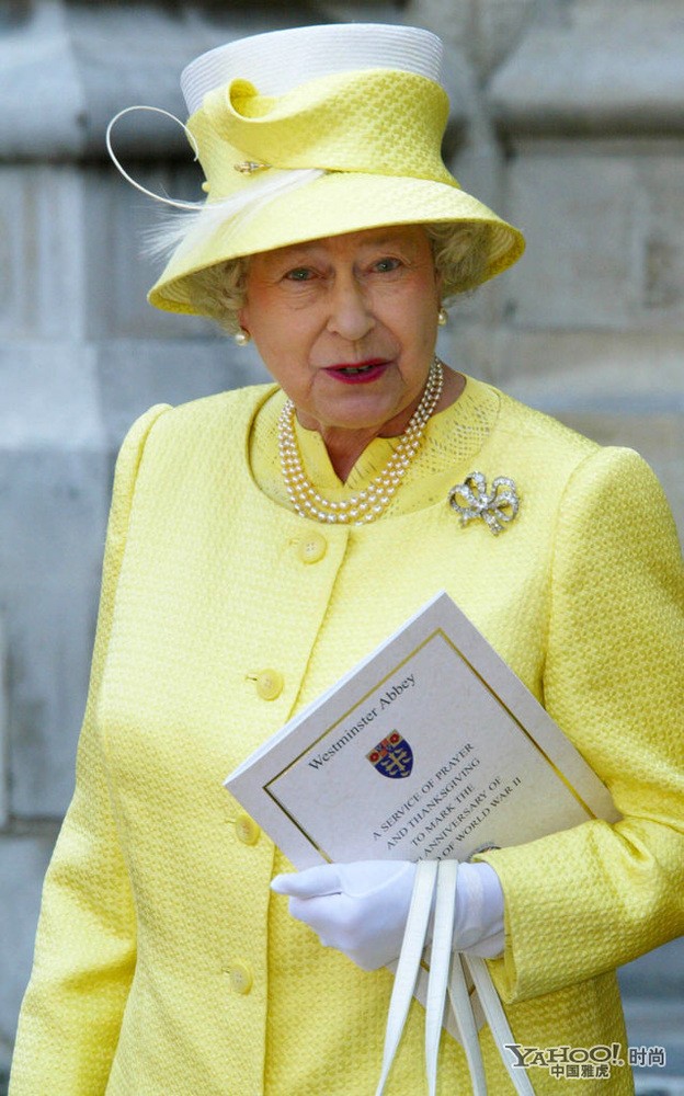 Có thể thấy được phong cách đời thường của Nữ Hoàng Elizabeth mỗi khi xuất hiện là váy áo đóng bộ, mũ, túi xách và bộ trang sức ngọc trai. Tinh tế hơn, Nữ Hoàng luôn cài thêm một chiếc nơ đá bên trái để thể hiện sự quý phái của mình.