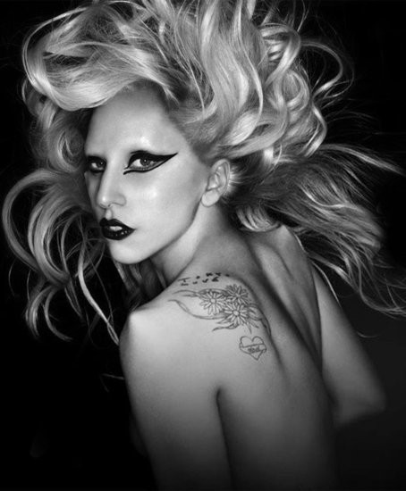 Top 10: Lady Gaga Lady Gaga lọt vào top này là chuyện bình thường, nếu không có những hình xăm trên người thì sẽ không tạo nên phong cách lập dị ấn tượng của cô ca sĩ tuổi trẻ tài hoa này. Nếu dựa theo phong cách của Lady Gaga thì hình xăm trên người của cô sẽ không chỉ dừng lại ở eo và vai mà tương lai còn rất nhiều nơi lý tưởng để cô thỏa mãn sức sáng tạo cùng phong cách lập dị độc đáo của mình.