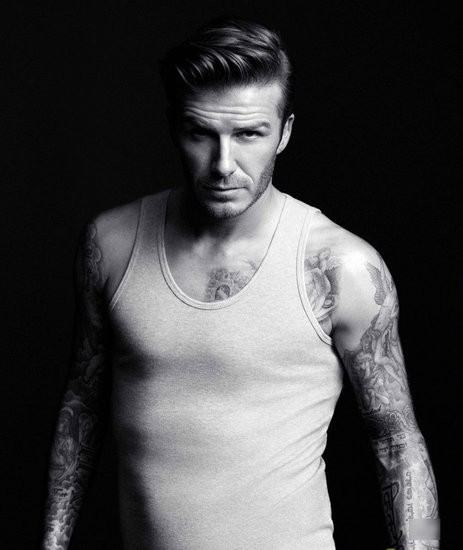 Top 5: David Beckham Những hình xăm tuyệt đẹp của David Beckham đều mang một ý nghĩa riêng, hình xăm trên ngực trái là chúa Giê Su và thiên sứ nhỏ chính là đại diện cho 3 chàng quý tử của chàng cầu thủ nổi tiếng, sau khi cô bé Harper thì Beckham lại tiếp tục xăm lên ở phía trên, hơn nữa trên cánh tay trái chính là hình ảnh của Victoria, và một dòng chữ “vĩnh viễn bên cạnh em”.