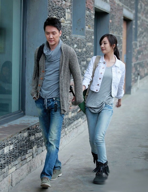 Phong cách chọn quần jean của Dương Mịch cũng có vài phần giống Phạm Băng Băng, với chiếc quần sáng màu thiết kế đơn giản phối hợp với áo jacket và giày thời trang khiến người đẹp khá phong cách.