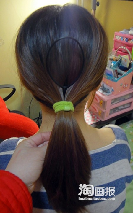 Kiểu 3: Búi tóc thấp. Dùng vật dụng búi tóc để ở giữa hai phần tóc.
