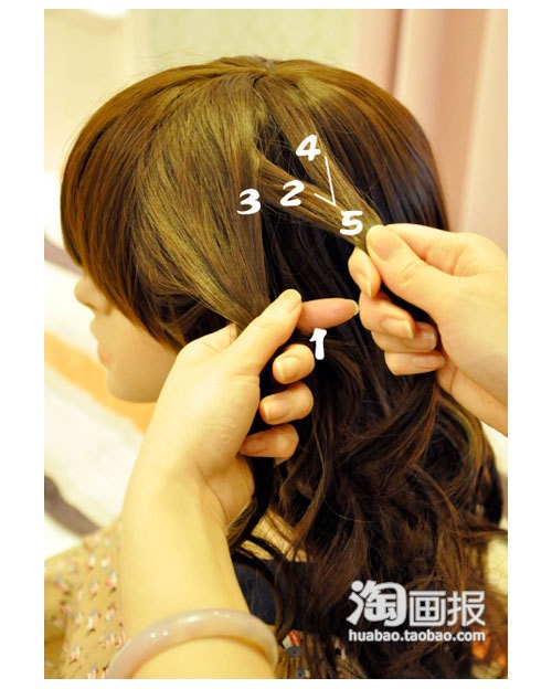 Bước 2: Sau khi hoàn thành bước đầu tiên, thì múi tóc thứ hai sẽ ở bên ngoài tay phải, nhưng trước khi tiến hành bước tiếp theo, hãy lấy thêm một phần tóc thứ 4 từ phía trên đỉnh đầu gộp lại với phần tóc thứ 2 tạo thành phần tóc thứ 5 Xem thêm: Những kiểu tóc đep/ Tóc cho cô nàng văn phòng? Tóc đẹp cho mùa Hè