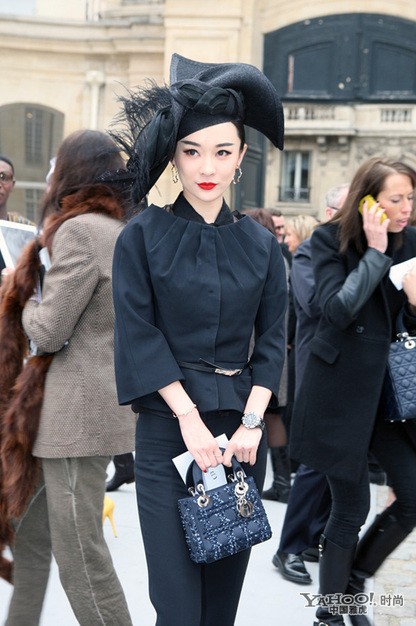 Đến Pari người đẹp Trung Quốc tham dự khá nhiều sự kiện thời trang, trong trang phục đồ tây lịch sự cô tham dự tuần lễ thời trang Thu Đông của hãng Christian Dior nổi tiếng.