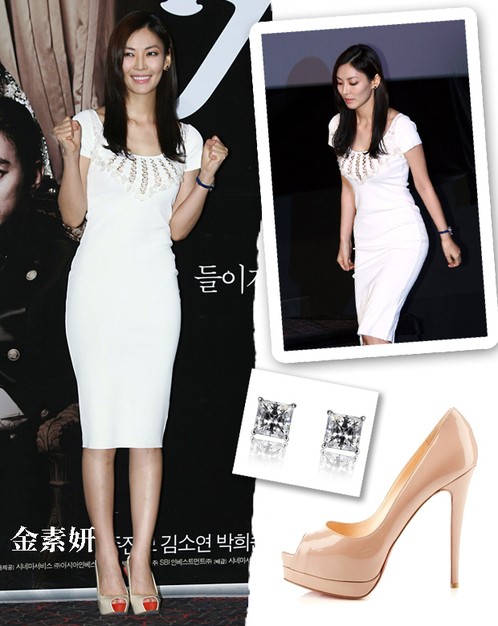 Chiếc váy trắng tuy đơn giản nhưng với thiết kế thanh lịch và trang trí phía trước ngực cùng 3 vòng tinh tế khiến người đẹp Kim So Yeon càng thêm mị lực hấp dẫn. cùng đôi giày cao đơn giản nhưng sang trọng rất hợp để phối hợp với váy. Xem thêm: Sao Hoa ngữ/ Sao Việt/ Sao Hollywood