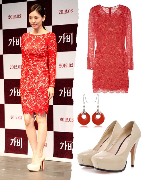 Màu kem của đôi giày cũng khá hợp với màu đỏ của chiếc váy ren gợi cảm. xuất hiện với màu đỏ sexy này sẽ càng giúp cho Kim So Yeon nổi bật hơn. Xem thêm: Sao Hoa ngữ/ Sao Việt/ Sao Hollywood