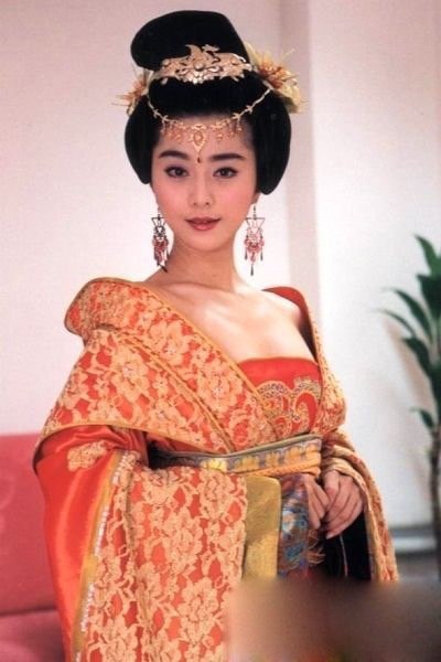 Điều đặc biệt có thể thấy trên khuôn mặt của người đẹp chính là đôi mày được trang điểm khá kỹ và rất đậm, đúng với phong cách cổ xưa của người Trung Quốc. Xem thêm: Sao Hoa ngữ/ Sao Hàn/ Sao Việt/ Sao Hollywood