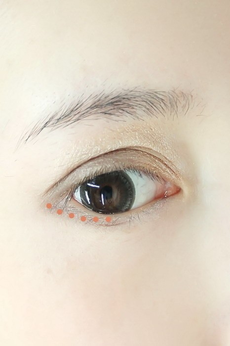 Còn 1/3 mí mắt phía đuôi mắt thì dùng tông đen phủ lên một lớp mỏng. Xem thêm: Nghệ thuật trang điểm/ Bí quyết mặc đẹp