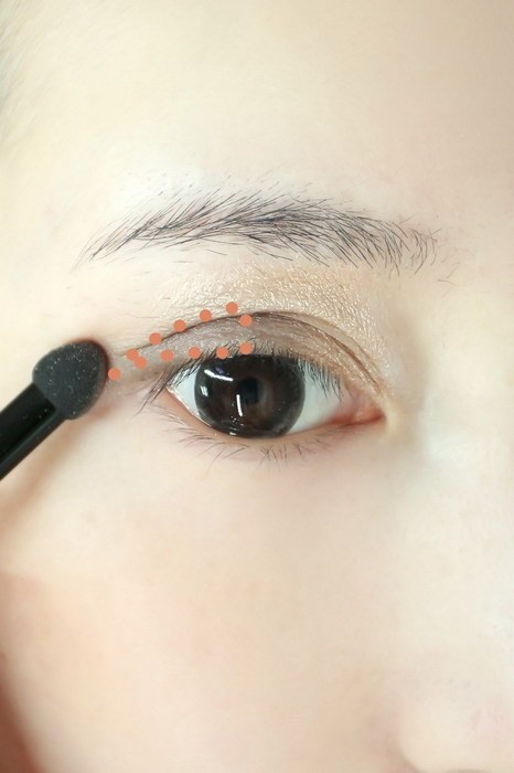 Tiếp tục sử dụng tông màu nâu đánh lên 3/5 nửa phần mí mắt sau đến đuôi mắt. Xem thêm: Nghệ thuật trang điểm/ Bí quyết mặc đẹp