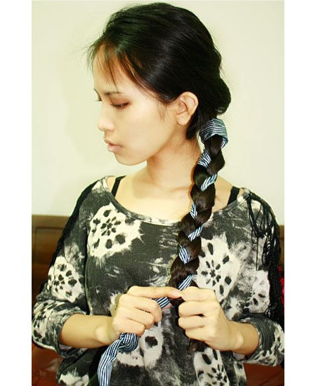 Cũng chú ý chọn chiều dài của khăn sao cho phù hợp với chiều dài của tóc để múi đan được đẹp hơn. Xem thêm: Tóc đẹp/ Dáng đẹp/ Da đẹp/ Móng đẹp/ Mặc đẹp