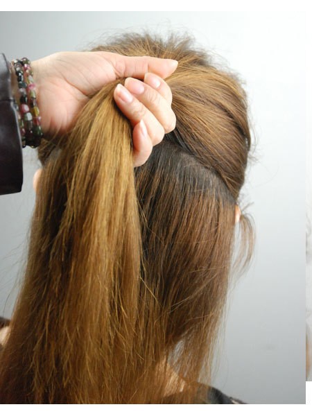 Bước đầu tiên, chia tóc thành hai nửa, phần nửa trên buộc túm lại theo kiểu đuôi ngựa. Xem thêm: Thay đổi phong cách với những kiểu tóc tuyệt đẹp.