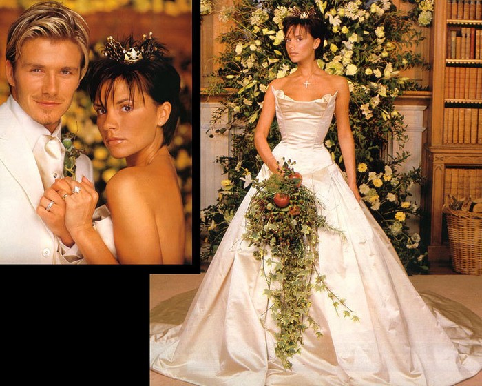 Tháng 7 năm 1999 kết hôn cùng David Beckham, lúc này dáng người của Victoria đã chuẩn hơn, khuôn mặt thon hơn, mái tóc ngắn đặc trưng đã xuất hiện. Xem thêm: Lên đời nhan sắc nhờ trang điểm.