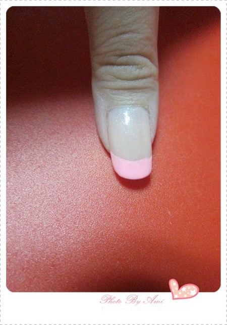 Sau đó dùng sơn màu hồng sơn mỗi đầu móng tay theo hình cung của ngón tay. Xem thêm: Màu móng nào sẽ lên ngôi hè này?