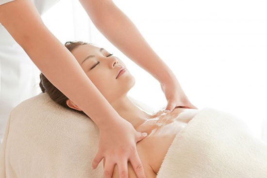 Thường xuyên massage ngực để tăng số đo cho vòng một mơ ước.