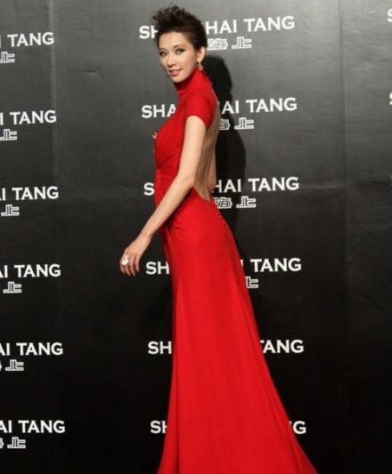 Chỉ có thể nhìn nghiêng mới thấy được hết vẻ đẹp của Lâm Chí Linh trong chiếc váy đỏ tuy kín mà hở ở phía sau với lưng trần và vòng ba nở nang của người đẹp. (Ảnh: HB) Xem thêm: Người đẹp Hoa ngữ chọn váy cưới như thế nào?