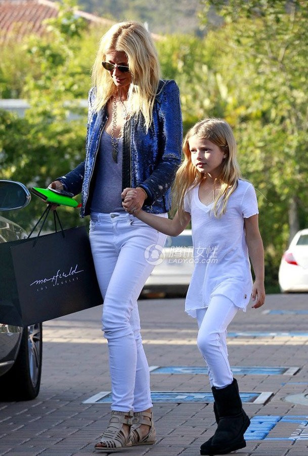 Gwyneth Paltrow sành điệu cả mẹ lẫn con, tuy đơn giản nhưng quần jean với áo phông đều rất hợp với cả hai mẹ con.