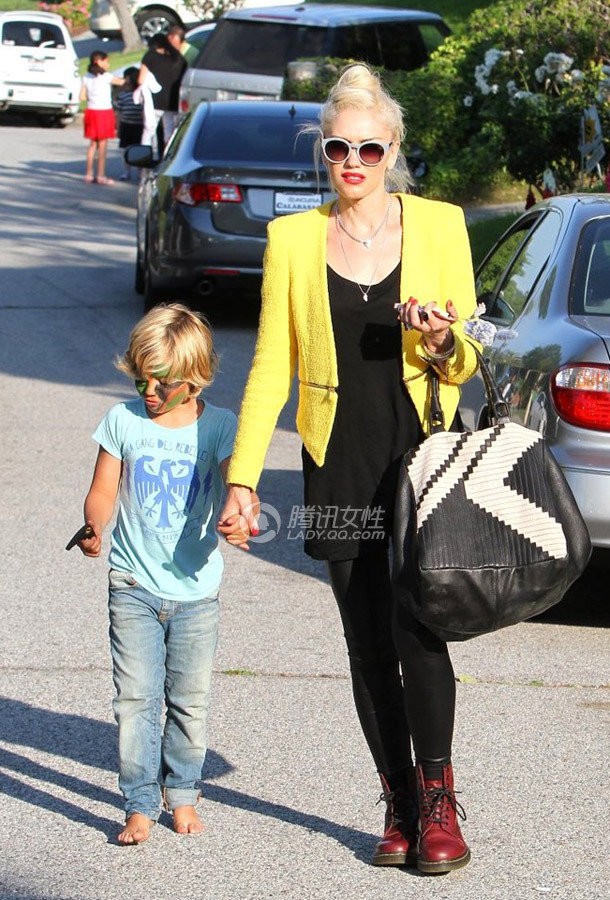 Gwen Stefani sành điệu và thời trang cùng con trai đơn giản trong thời trang áo phông và quần jean.