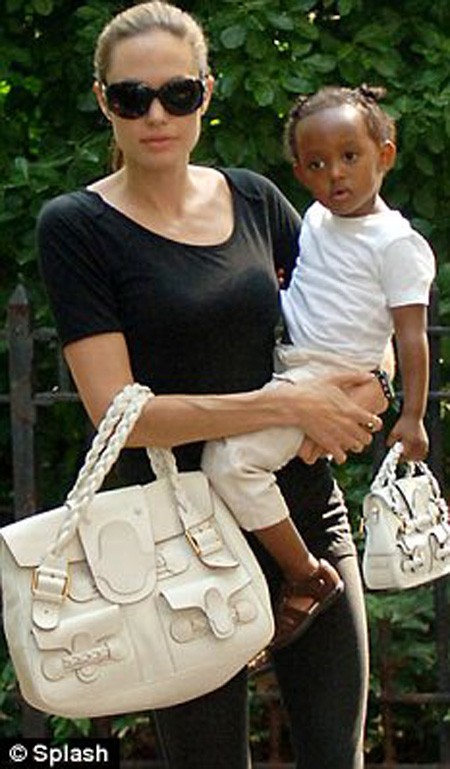 Hai mẹ con nhà Angelina Jolie và Zahara sành điệu cùng cặp túi đôi màu trắng. Rất xinh xắn và dễ thương .