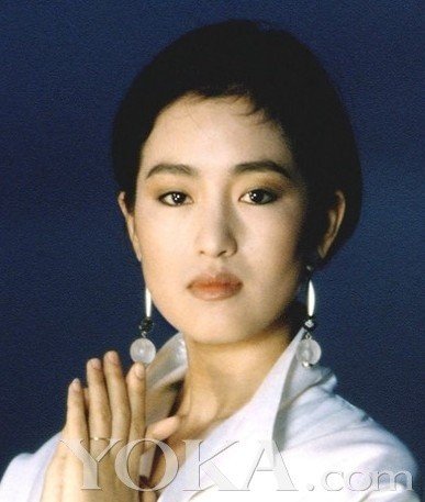 Có lẽ, nói đến điện ảnh Trung Quốc không ai không biết đến Củng Lợi. Cô là nữ minh tinh nổi tiếng khắp Châu Á không nhờ tài năng diễn xuất và vẻ đẹp vô cùng gợi cảm. Ảnh: Yoka Xem thêm: "Nghía" nhanh váy "đắt sắt ra miếng" của Sao Hoa ngữ