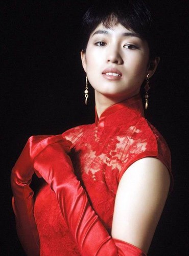 Bức ảnh xưa cũ của người đẹp với sườn xám đỏ thể hiện sự kiêu sa, quyến rũ của một quý cô. Ảnh: Baidu Xem thêm: "Nghía" nhanh váy "đắt sắt ra miếng" của Sao Hoa ngữ