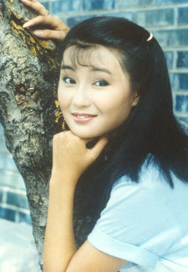 Khi ở tuổi 20, Cô là một trong một "tứ đại mĩ nhân" nổi tiếng của làng điện ảnh Hoa ngữ thập niên 1980 và 1990. Ảnh: Baidu Xem thêm: Cơn sốt 'thiên sứ' 9X: Vẻ đẹp hiện đại hớp hồn phái mạnh