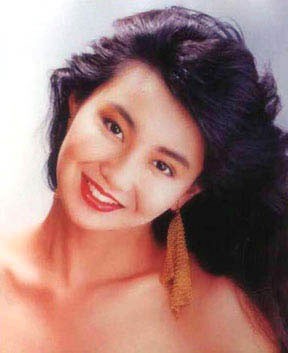 Năm 1983, Trương Mạn Ngọc trở về Hồng Kông tham gia cuộc thi Hoa hậu Hồng Kông của hãng truyền hình TVB và được ngôi Á hậu. Cùng năm này cô cũng vào đến vòng bán kết của cuộc thi Hoa hậu Thế giới (Miss World). Danh hiệu sắc đẹp đã mở ra cho Trương Mạn Ngọc con đường đến với nghệ thuật. Ảnh: Baidu Xem thêm: Cơn sốt 'thiên sứ' 9X: Vẻ đẹp hiện đại hớp hồn phái mạnh