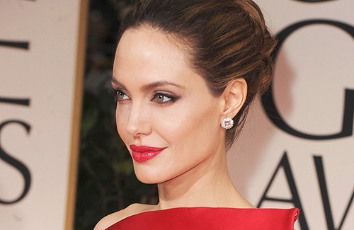 Angelina Jolie vô cùng quý phái với phong cách trang điểm cùng son môi đỏ. (Ảnh: HB) Xem thêm: Mỹ nhân Facebook Việt: Bờ môi quyến rũ như Angelina Jolie