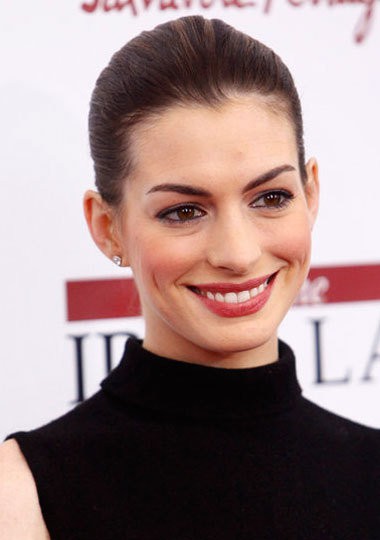 Anne Hathaway mang lại vẻ đẹp bí ẩn với son đỏ thẫm. (Ảnh: XZ) Xem thêm: Mỹ nhân Facebook Việt: Bờ môi quyến rũ như Angelina Jolie