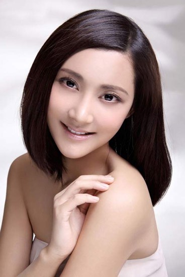 Trương Hâm Nghệ xuất thân từ nghề múa, nhưng sau đó lại tốt nghiệp Học viện Hý kịch Trung ương Trung Quốc. Chỉ sau một quảng cáo nhờ vẻ đẹp hiện đại cuốn hút trời ban mà cô trở nên nổi tiếng và được xếp vào trong bốn tiểu hoa đán. (Ảnh: SH)