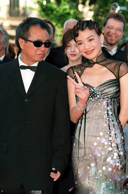 Năm 2001 Thư Kỳ cùng Trần Hiếu Hiền tham gia liên hoan phim Cannes lần thứ 54. Có thể thấy được người đẹp Châu Á còn khá "ngây thơ" và chưa biết làm dáng trước ống kính. (Ảnh: QQ) Xem thêm: Diện giày cao vút lúc bí bầu, Sao nữ có quá mạo hiểm?