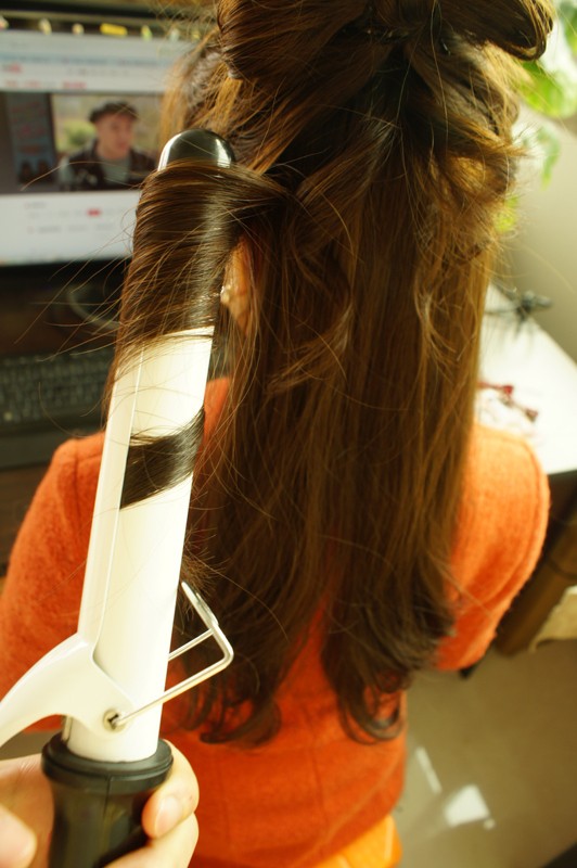 Phần tóc xõa phía dưới dùng máy tự uốn tóc ở nhà uốn xoăn phía dưới đuôi tóc. Xem thêm: Những kiểu tết tóc điệu xinh cho cô dâu mùa hạ
