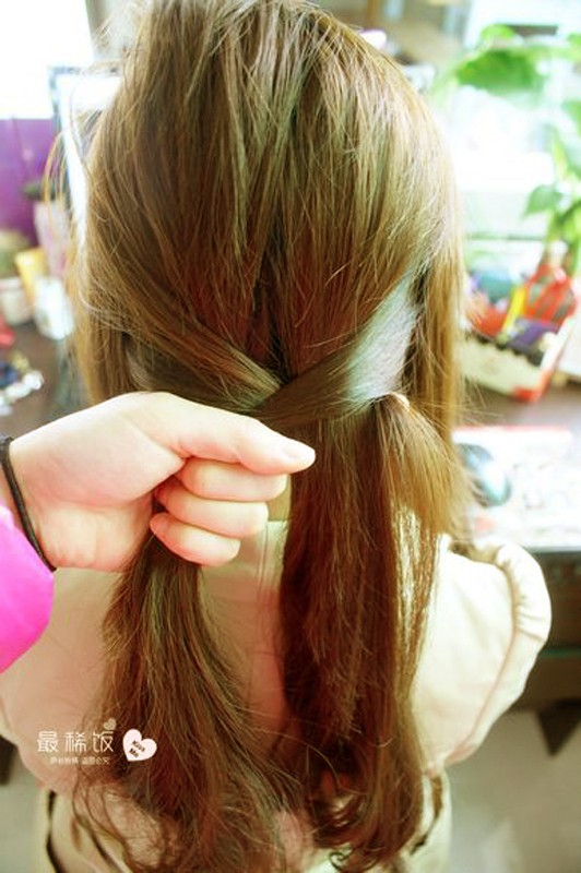 Kiểu 4: Chia tóc thành bốn phần rồi tết lại. Xem thêm: Những kiểu tết tóc điệu xinh cho cô dâu mùa hạ