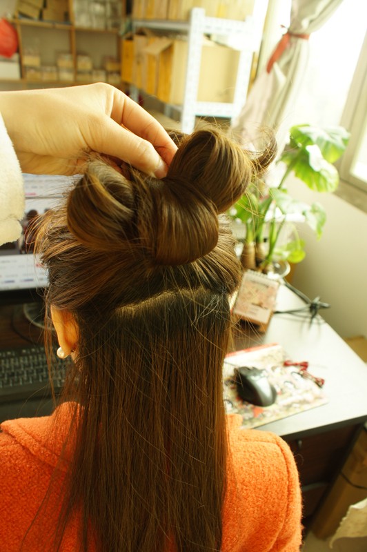 Tách phần tóc gấp ra hai bên rồi kéo phần tóc dưới lên cho vào giữa phần tóc tách ra đó. Xem thêm: Những kiểu tết tóc điệu xinh cho cô dâu mùa hạ