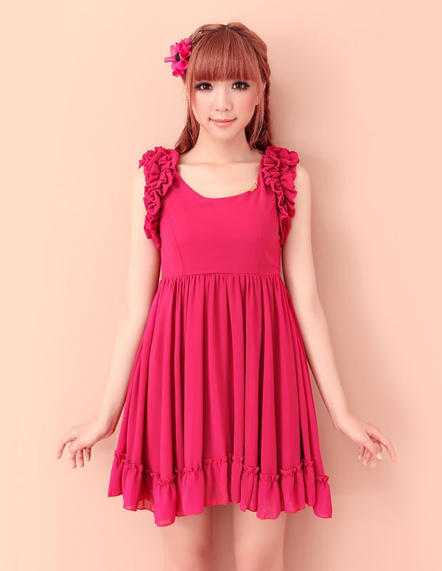 Chiếc váy hồng đơn giản nhưng cho thấy được sự cuốn hút của một cô gái. Xem thêm: 101 kiểu thời trang 'bước ra từ phòng ngủ' của Sao