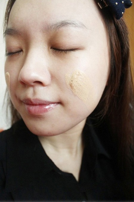 Trước tiên cần xử lý da mặt trước lúc trang điểm, sau đó thoa một lớp kem nền lên. Xem thêm: Người đẹp Trung Hoa "tỏa sáng" trên bìa tạp chí TrendsHealth
