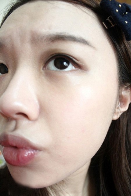 Cần đánh bóng mắt ở phía đuôi mắt theo hình tam giác. Xem thêm: Người đẹp Trung Hoa "tỏa sáng" trên bìa tạp chí TrendsHealth