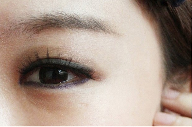 Dùng nền màu tím đánh sát mí mắt dưới từ hốc mắt đến đuôi mắt. Xem thêm: Người đẹp Trung Hoa "tỏa sáng" trên bìa tạp chí TrendsHealth