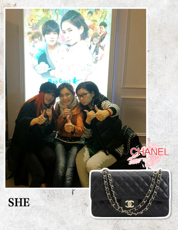 Selina của SHE đi chơi cùng bạn cũng không quên mang theo túi xách xinh xinh Chanel của mình.