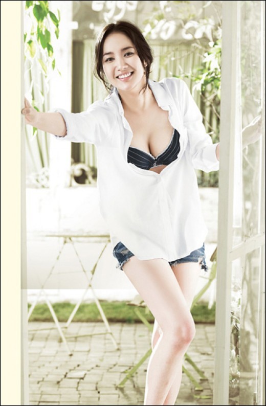 Cô diễn Viên trẻ Park Min Young cũng ngày càng táo bạo hơn trong phong cách ăn vận của mình. Xem thêm: Giật mình: Mỹ nữ U30 ""thơ ngây, xì tin"" như hotgirl 9X