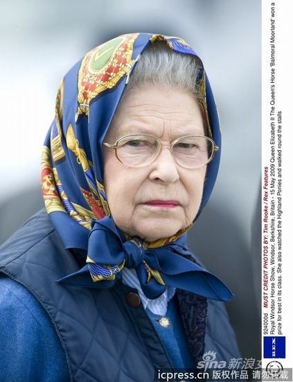 Dù còn trẻ hay khi tóc đã hoa râm, Nữ Hoàng vẫn mãi "nghiền" kiểu khăn trùm đầu.