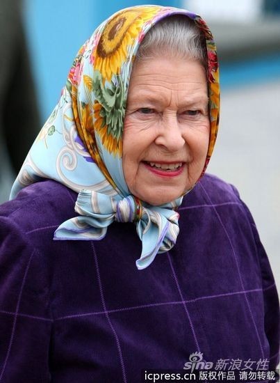 Thêm chiếc khăn hoa trên đầu càng giúp Nữ Hoàng hiền từ dễ gần hơn.