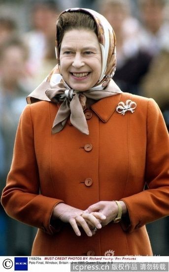 Dù ăn mặc sang trọng hay bình thường, Nữ hoàng đều thích tô điểm thêm cho phong cách của mình bằng chiếc khăn trùm trên tóc.